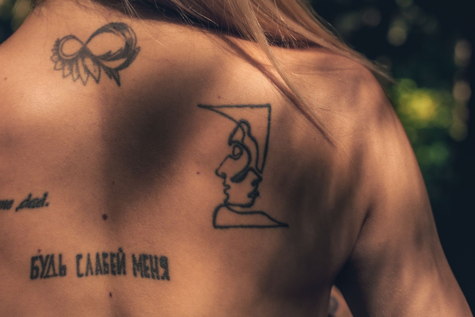 Gros plan détaillé d'un tatouage fine line temporaire sur la peau montrant la finesse des traits