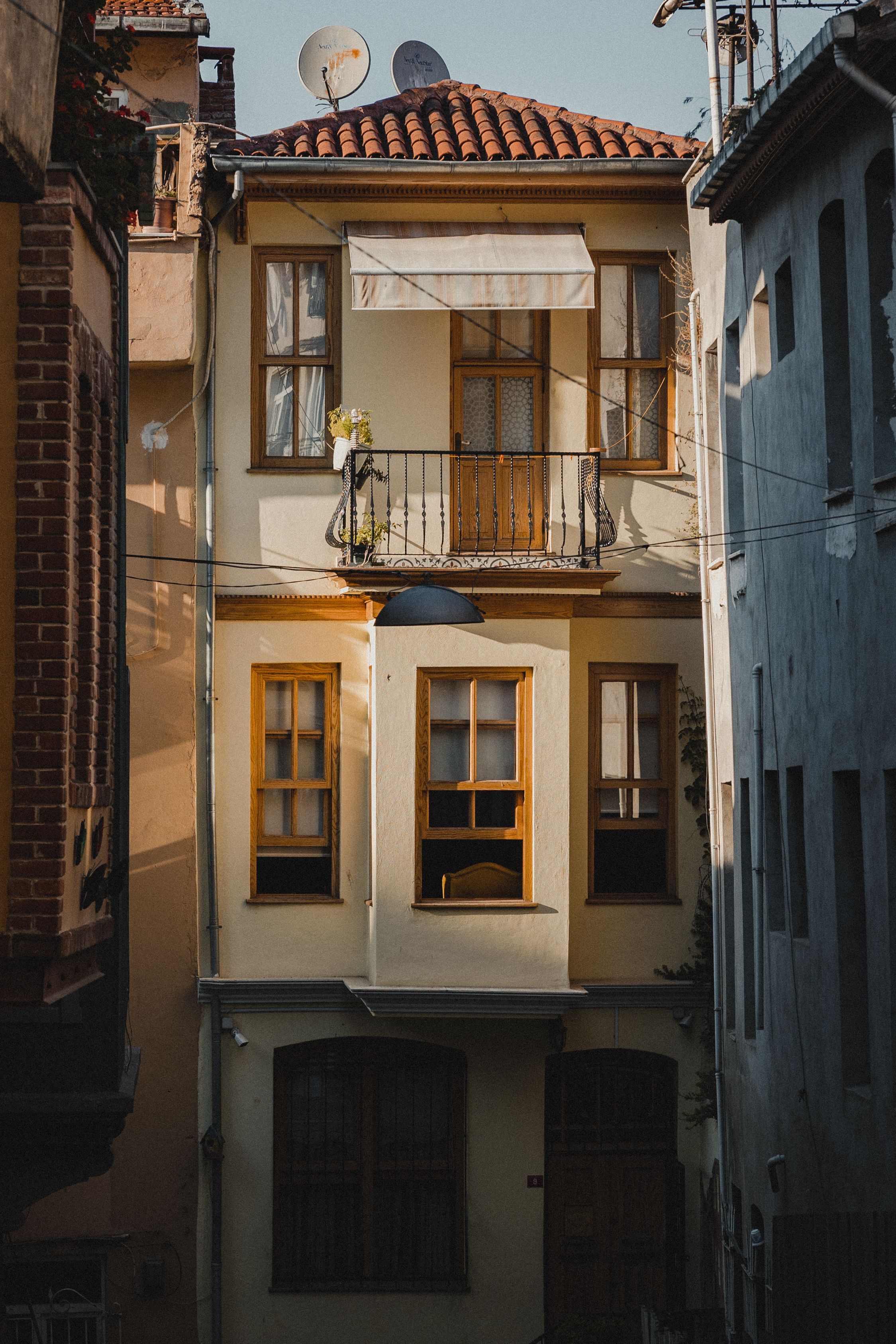 Captivating narrow street view of a historical residential building in Istanbul, Türkiye.
