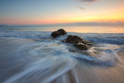 Time Lapse Fotografie Van Sea Wave Op Seashore Overdag