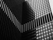 从低视角看法兰克福的现代摩天大楼，反光玻璃与钢结构清晰可见