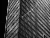 一张德国法兰克福当代摩天大楼的黑白照片，其外墙为玻璃幕墙