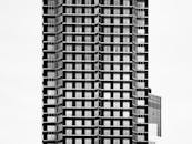 这座引人注目的现代摩天大楼位于德国法兰克福，拥有几何玻璃立面