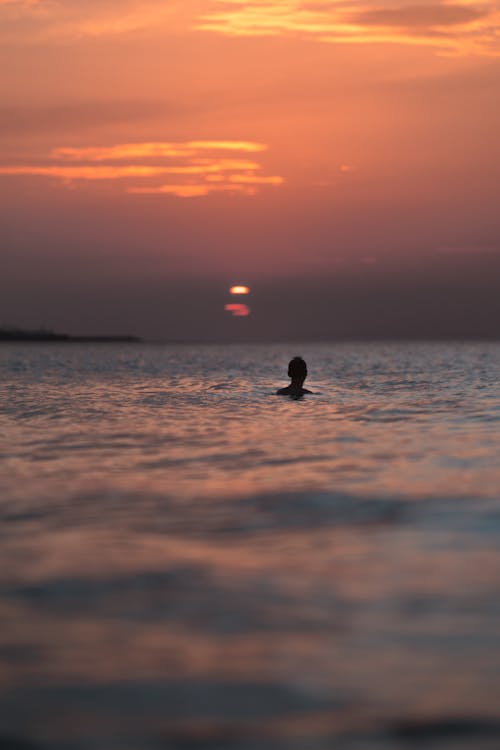 Foto d'estoc gratuïta de cel espectacular, cel vermell, mar