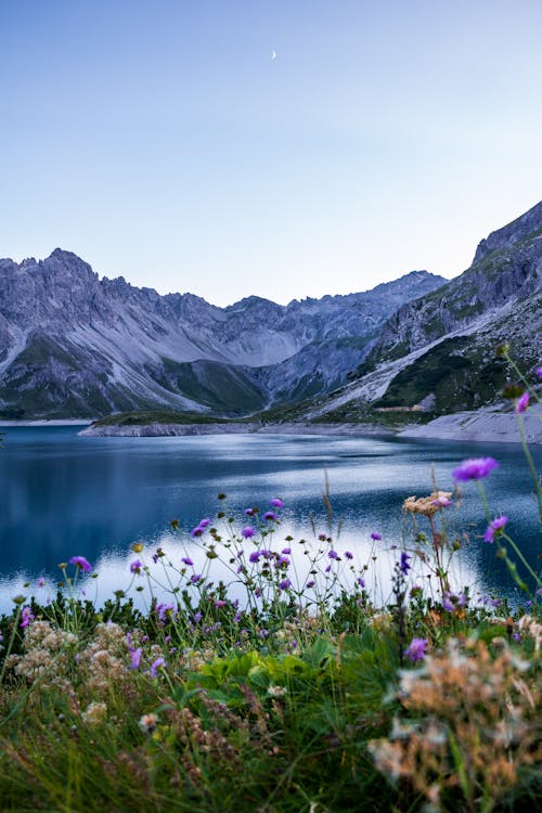 日落後的高山湖