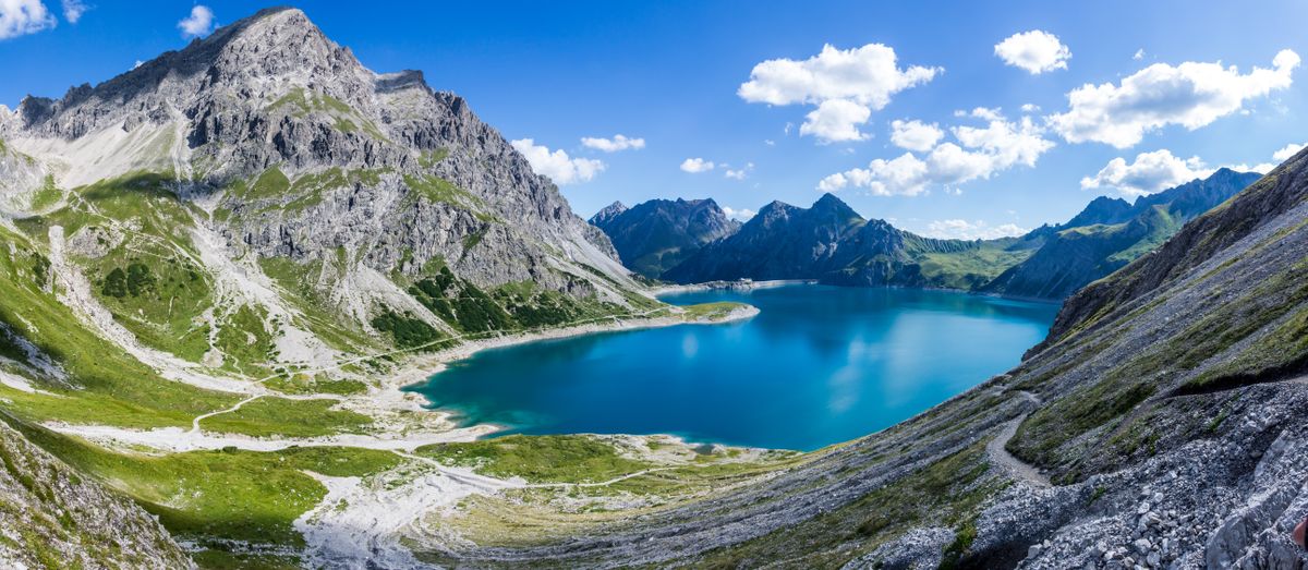 Eau bleue et montagnes, image d’illustration