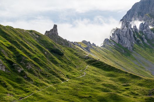 Alpiner Wanderweg auf den Grat