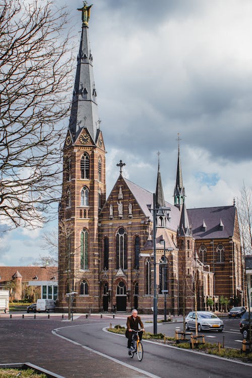 Gratis arkivbilde med augustinsk kirke, bygning, dyster himmel