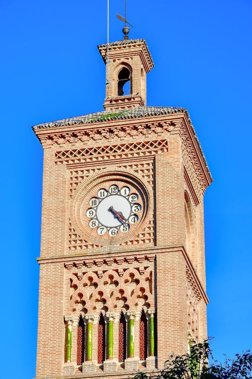 Gratis stockfoto met betonnen gebouw, blauwe lucht, klokkentoren