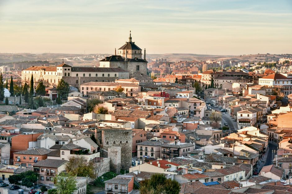 Vista aérea escénica de Toledo, España, con arquitectura histórica y paisaje urbano.