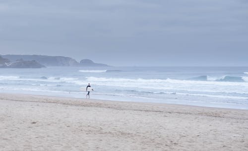 Foto profissional grátis de à beira-mar, beira-mar, de pé