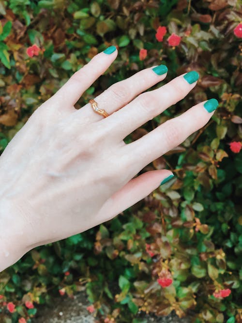 Fotos de stock gratuitas de anillo, de cerca, esmalte de uñas