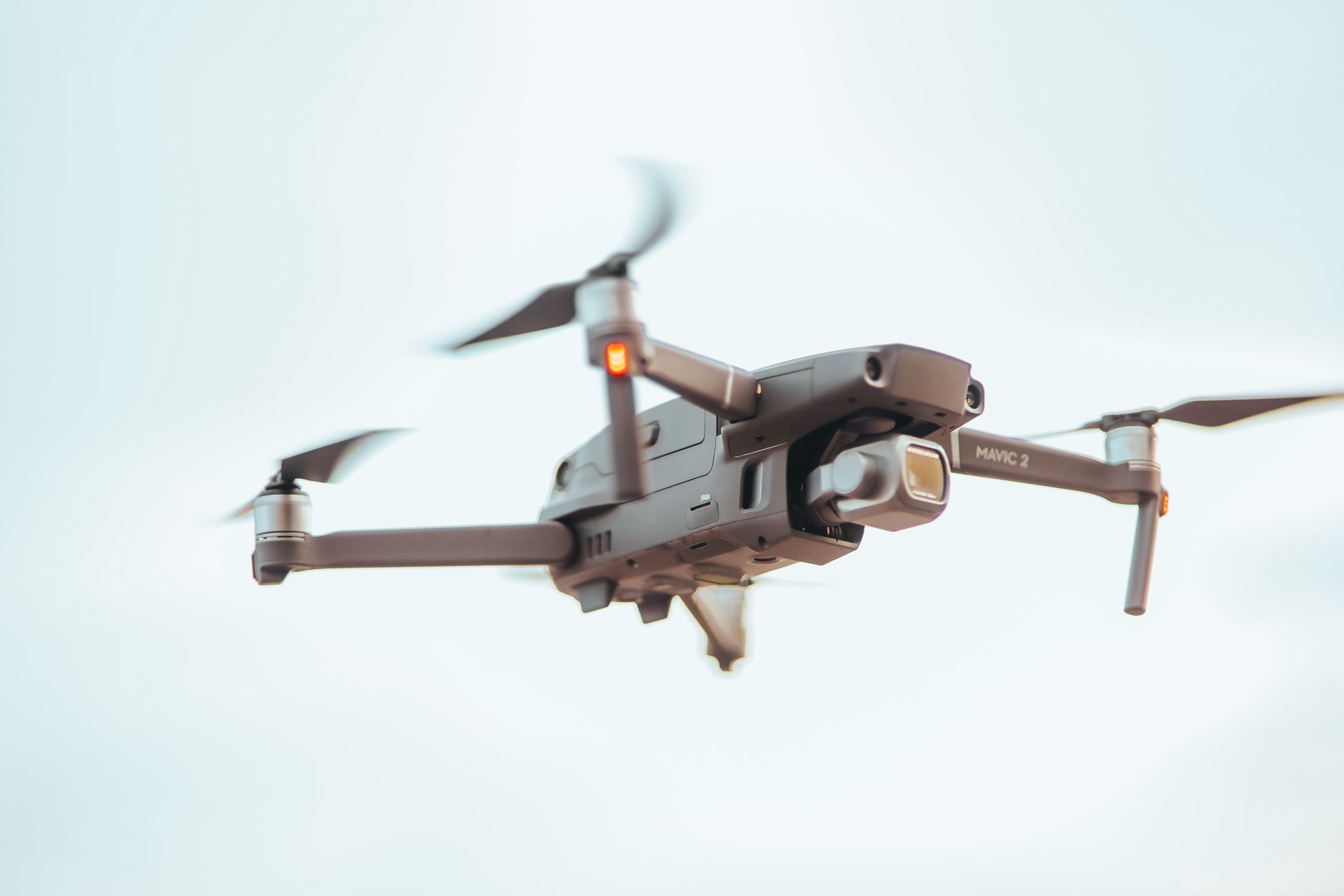 Buitenlandse verkeersborden waarschuwen voor snelheidscontroles door drones