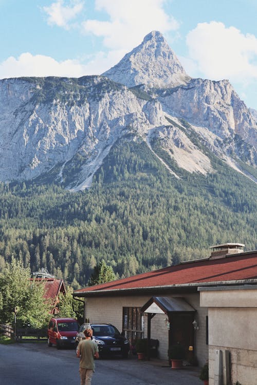 Бесплатное стоковое фото с вертикальный выстрел, гора, дом