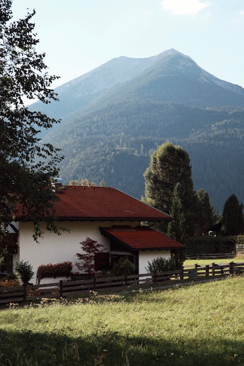 Бесплатное стоковое фото с вертикальный выстрел, гора, дом