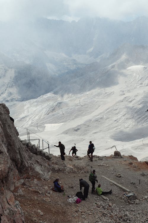 Бесплатное стоковое фото с альпинизм, вертикальный выстрел, горы