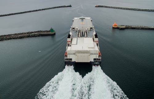 Kapal Pesiar Putih Di Perairan