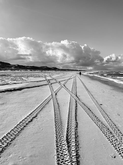 Fotos de stock gratuitas de arena, blanco y negro, caminos