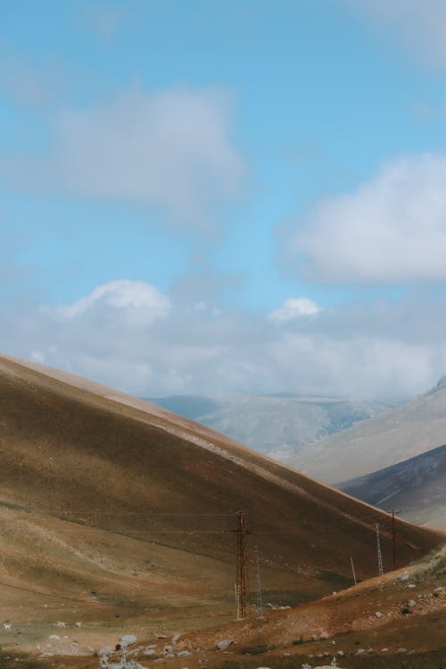 Безкоштовне стокове фото на тему «блакитне небо, вертикальні постріл, гори»