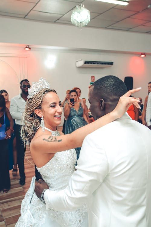 Foto profissional grátis de alegre, amor, casal interracial