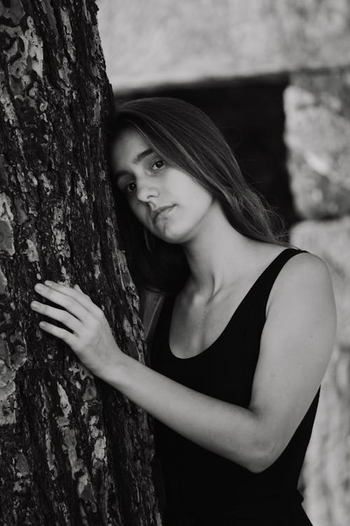Foto profissional grátis de árvore, camiseta preta, de pé