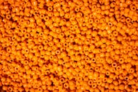 充满活力的橙色珠子特写细节，呈现出丰富的纹理与多彩图案