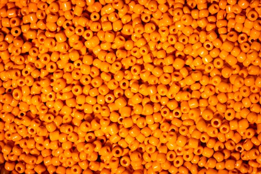 充满活力的橙色珠子特写细节，呈现出丰富的纹理与多彩图案