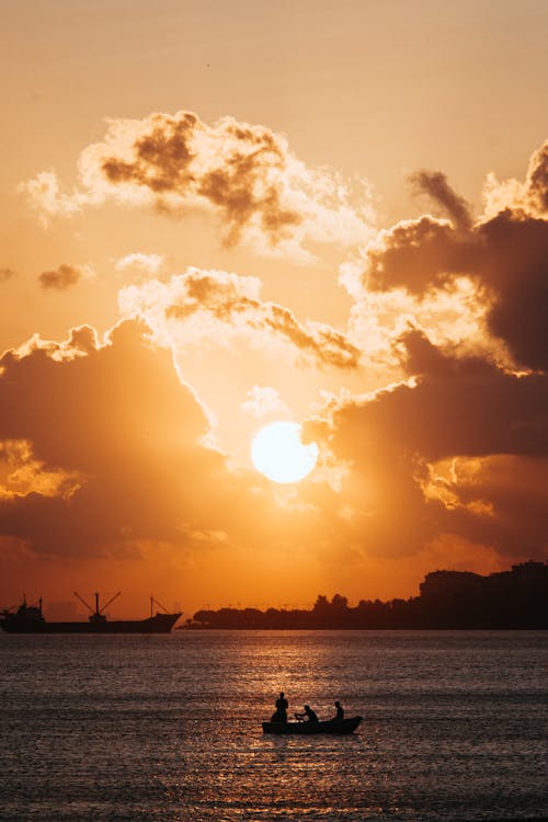 Foto profissional grátis de água, barco, cair da noite