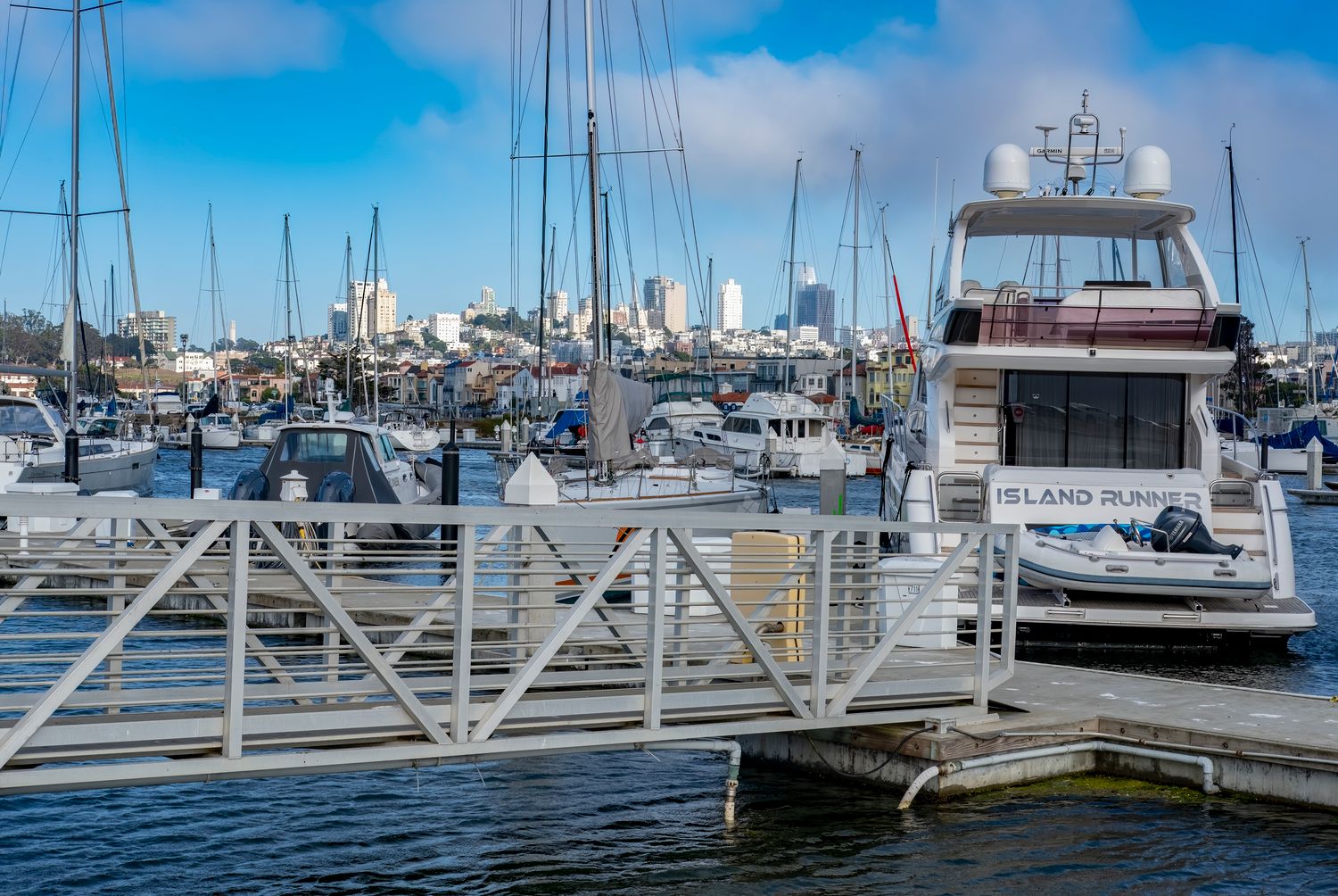 Yates a motor en marina para mantenimiento de baterías