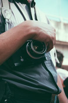 一个人在户外用古董相机，以经典的触感捕捉瞬间