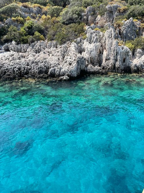 Free Explore the stunning cliffs and vibrant turquoise waters along Antalya's rugged coastline. Stock Photo