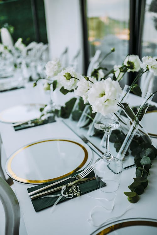 Fotobanka s bezplatnými fotkami na tému biele kvety, stôl, svadba