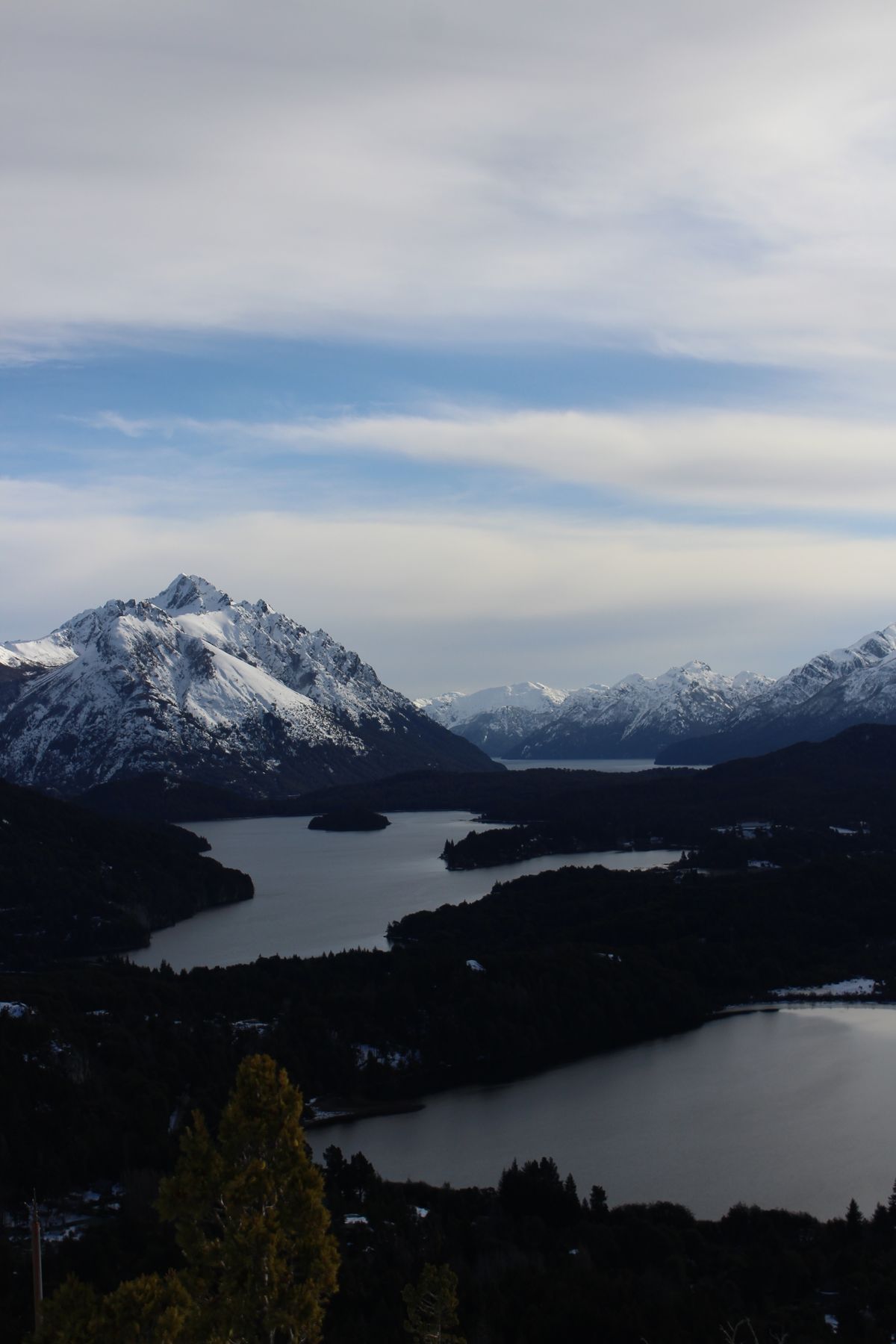 Lago patagónico con cordillera nevada