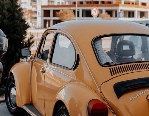 бесплатная Бесплатное стоковое фото с Volkswagen Beetle, классический автомобиль, припаркованный Стоковое фото