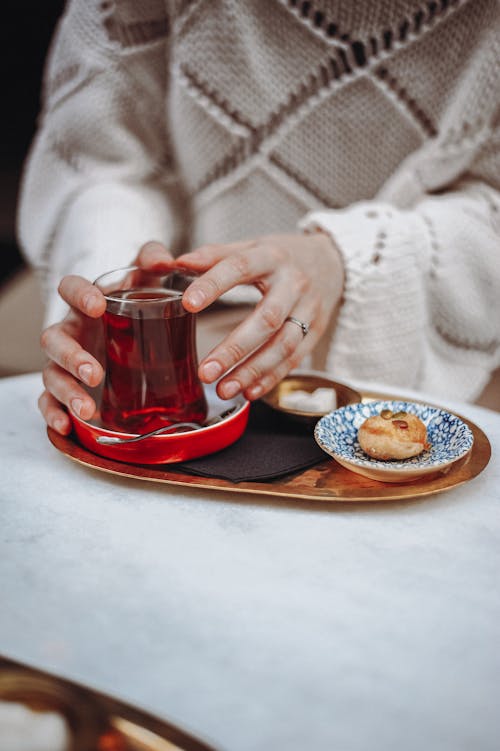 Fotobanka s bezplatnými fotkami na tému čaj, držanie, horúci nápoj