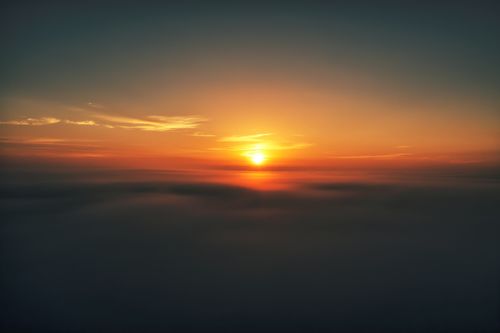 Free A stunning sunset viewed over a misty horizon in Weaver, Minnesota, creating a serene and tranquil scene. Stock Photo