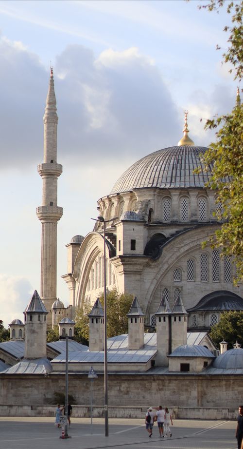 Free Capture of the iconic Nur-u Osmaniye Mosque in Istanbul with a clear sky backdrop. Stock Photo