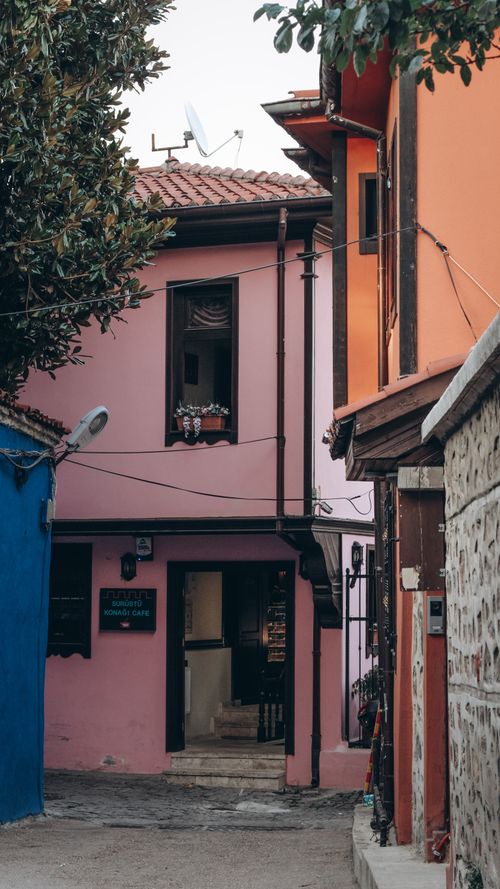 Free Narrow alley showcasing vibrant houses in a scenic historic town setting. Stock Photo