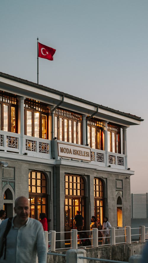 Foto stok gratis bendera turki, dermaga moda, eksterior bangunan