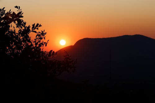 Kostnadsfri bild av berg, gyllene solnedgång, Sol