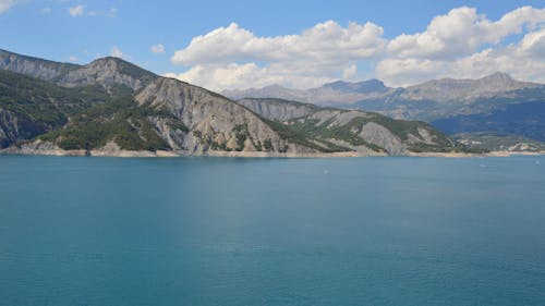 Immagine gratuita di catene montuose, cielo azzurro, corpo d'acqua