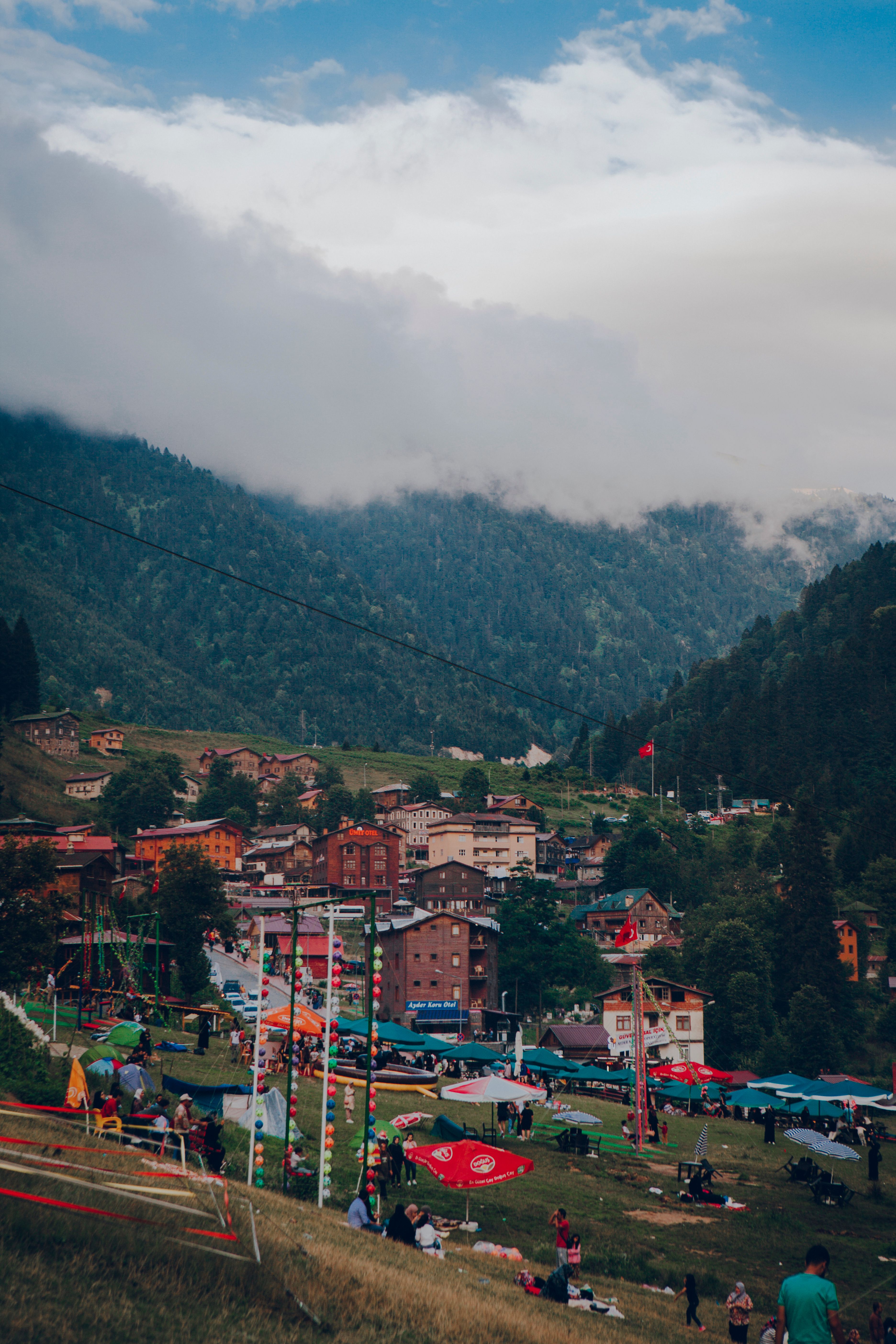 Explore the vibrant mountain village of Çamlıhemşin, Rize, nestled in lush greenery and rich culture.