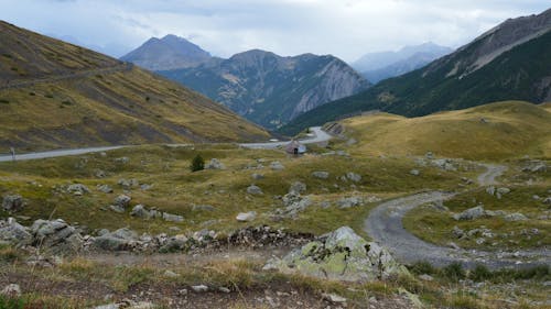 Бесплатное стоковое фото с белые облака, голубое небо, гора