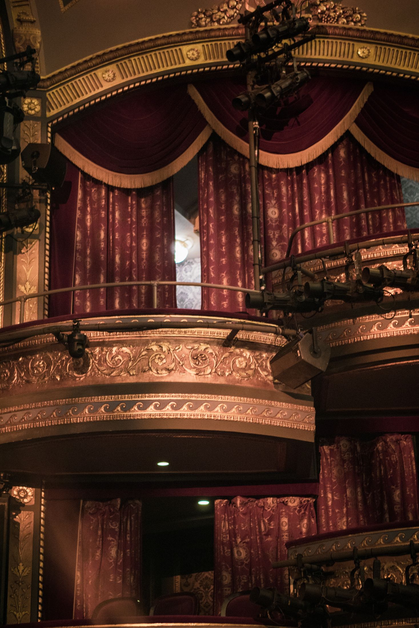 Teatro con velluto rosso e lampadario