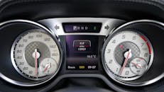 车辆仪表板的详细视图，显示速度计、里程表和温度表