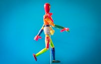 在生动的蓝色背景下，彩色木偶摆出姿势，捕捉艺术创造力