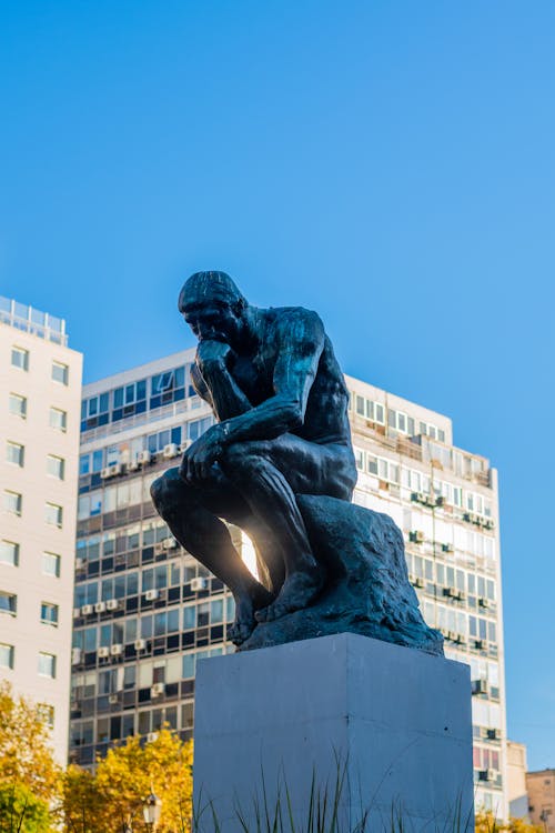 Kostenloses Stock Foto zu blauer himmel, der denker, gebäude