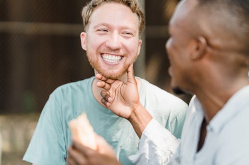 Fotobanka s bezplatnými fotkami na tému dvojica, gay, interracial pár