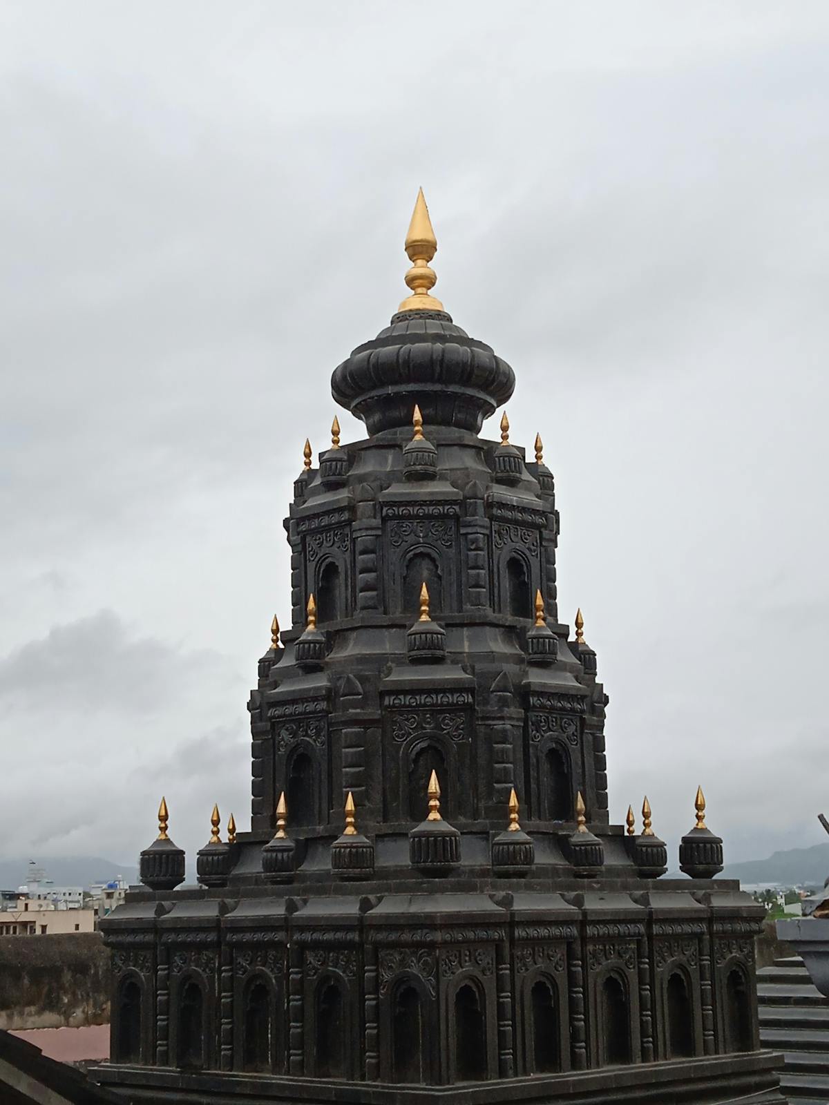 Step-by-step preparation of a latte with a milk frother