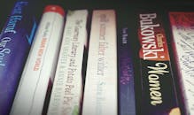 书架上书籍的特写视图，展示各种书籍和作者