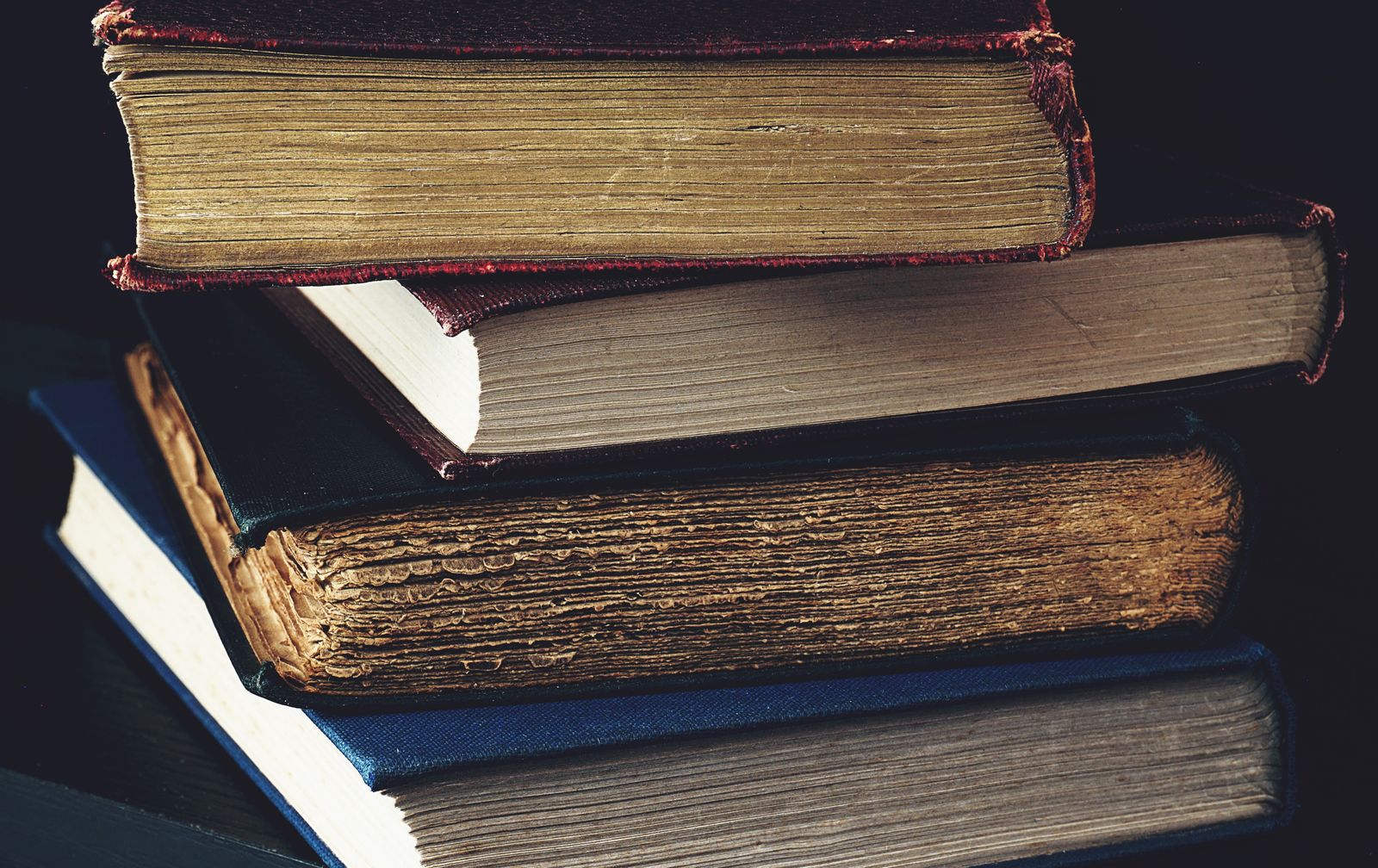 Vieux livres empilés, support typique attaqué par les lépismes
